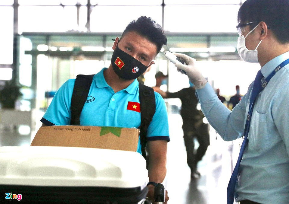 Các tuyển thủ được đo thân nhiệt trước khi làm thủ tục bay. Trước đó, toàn bộ thành viên đội tuyển Việt Nam được xét nghiệm Covid-19 nhiều lần và cho kết quả âm tính.