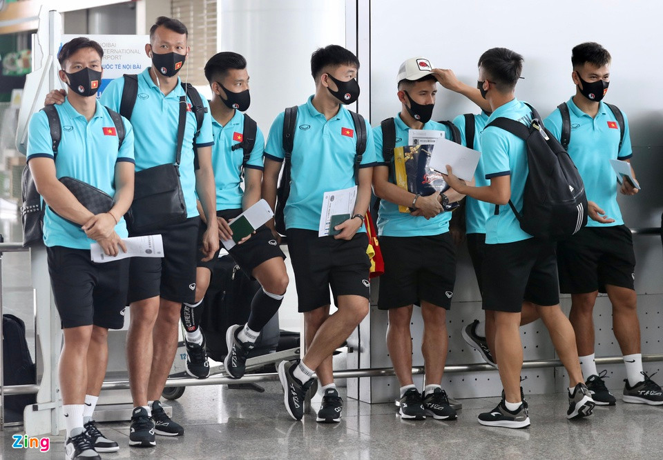 Sự có mặt của tuyển Việt Nam làm thay đổi hẳn khung cảnh vắng vẻ tại ga đi quốc tế trong thời gian chịu ảnh hưởng của dịch Covid-19.