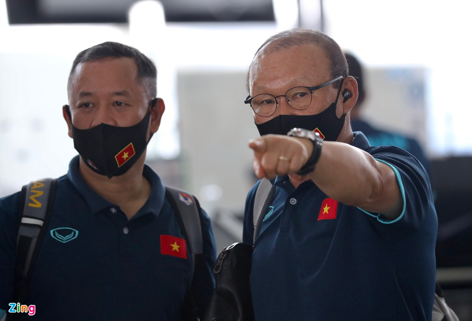 HLV Park Hang-seo liên tục đốc thúc các trợ lý và các học trò làm thủ tục cẩn thận trước giờ bay. Ông cùng các học trò hướng tới mục tiêu giành ít nhất 6 điểm tại 3 trận sắp tới của bảng G để giành tấm vé vào vòng loại cuối cùng World Cup 2022.