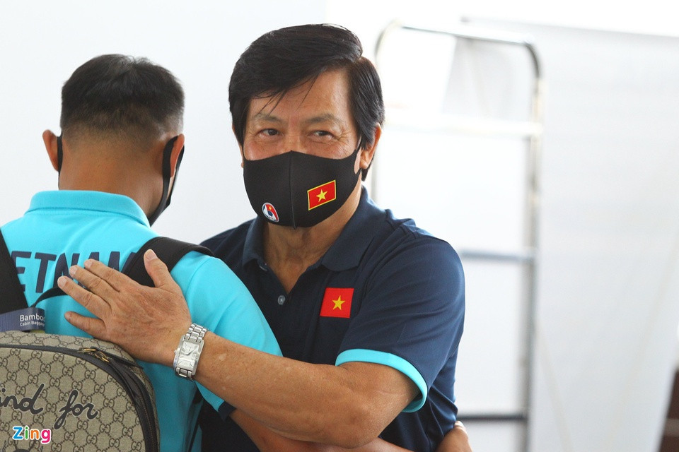 Trưởng đoàn Nguyễn Sỹ Hiển đồng hành cùng tuyển Việt Nam trong chuyến đi tới UAE lần này. Chuyến bay QH 9306 chở đội tuyển Việt Nam cất cánh lúc 16h10 (giờ Hà Nội), sẽ có mặt tại UAE lúc 19h40 (giờ địa phương).