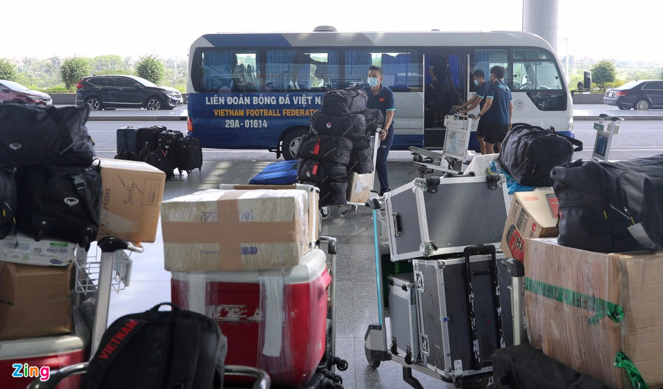 Sau khi rời khách sạn, các tuyển thủ đội tuyển Việt Nam di chuyển tới ga quốc tế sân bay Nội Bài lúc 14h30 ngày 26/5, trước đó là dàn trợ lý và đội hậu cần cùng chiếc xe chở trang thiết bị tập luyện của đội tuyển.