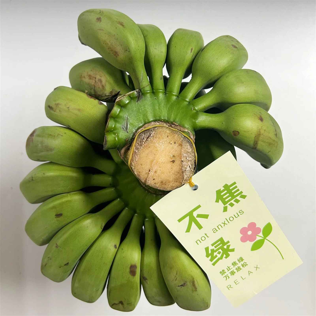 Trong một số bức hình chia sẻ trên mạng xã hội, một số nhân viên đã khắc tên lên vỏ chuối, ngỏ ý muốn được ăn cùng khi quả chín. Nhưng có người lại viết những điều ước, mong khi trái chuyển vàng cũng là lúc mong ước thành hiện thực.