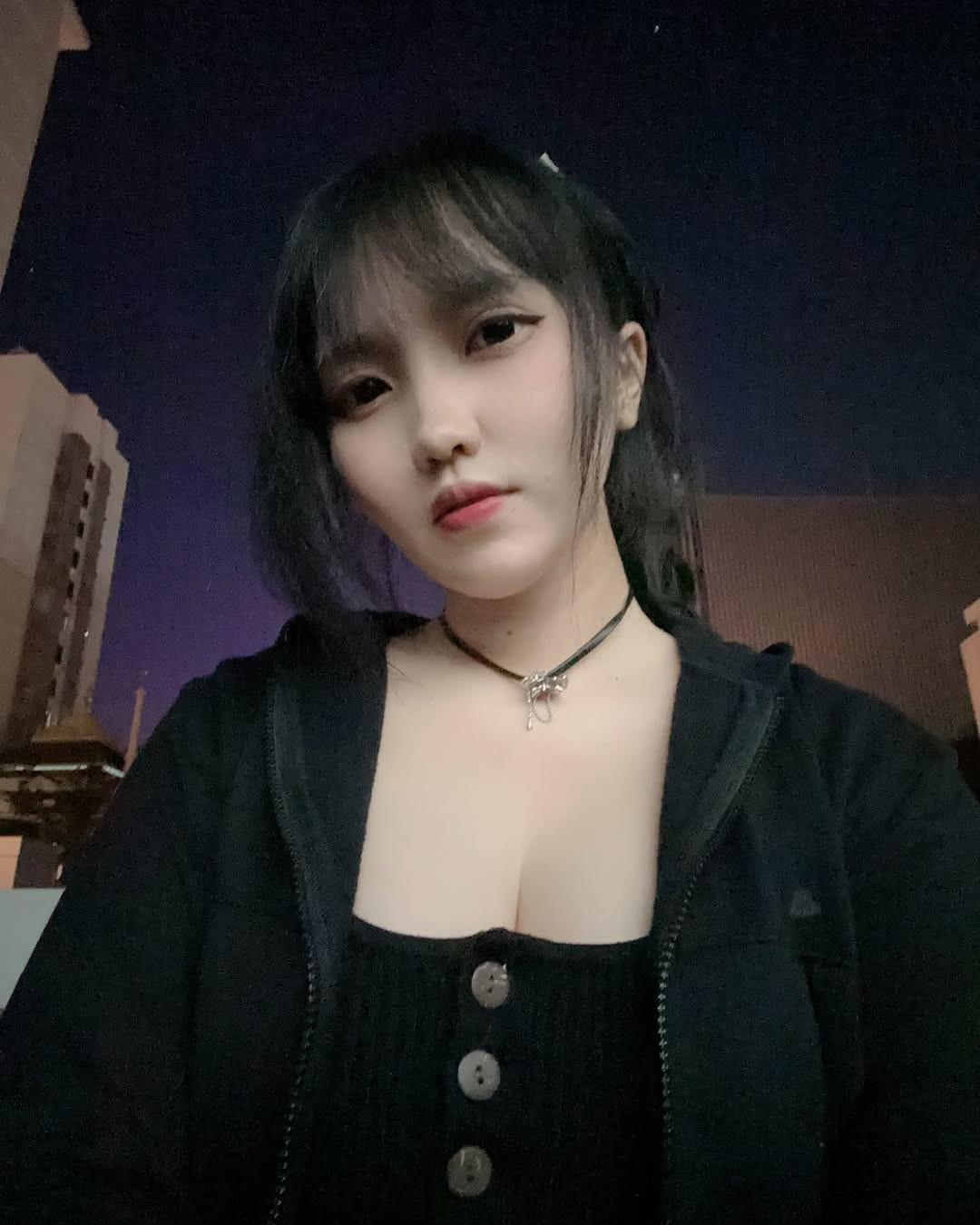 Ngoài nhan sắc nổi bật, Azulacan còn là một người có khả năng hóa thân vào nhân vật xuất sắc. Mỗi bức ảnh đều thể hiện được tính cách của nhân vật mà cô biến hình, từ những ánh mắt đầy quyết tâm cho đến những dáng pose.