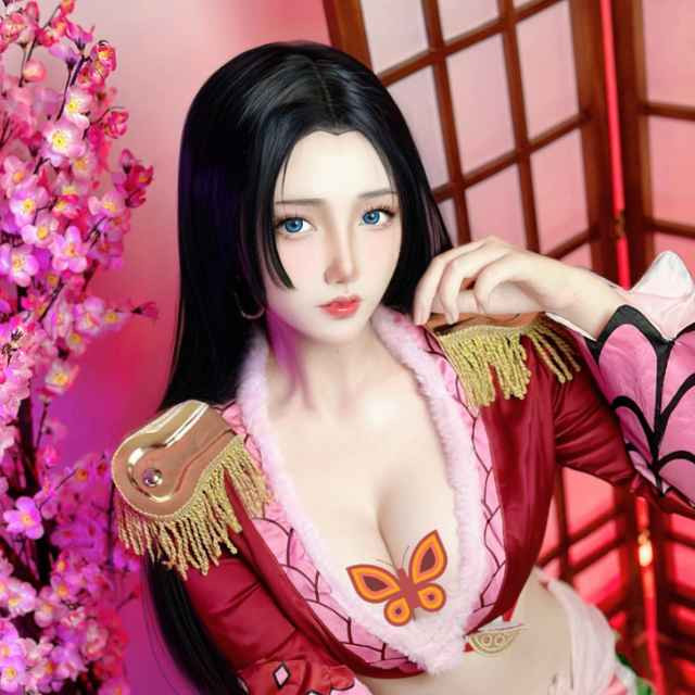 Theo tìm hiểu, gái xinh có màn cosplay One Piece khoe vòng 1 quyến rũ mới đây có tên Azulacan đến từ Indonesia.