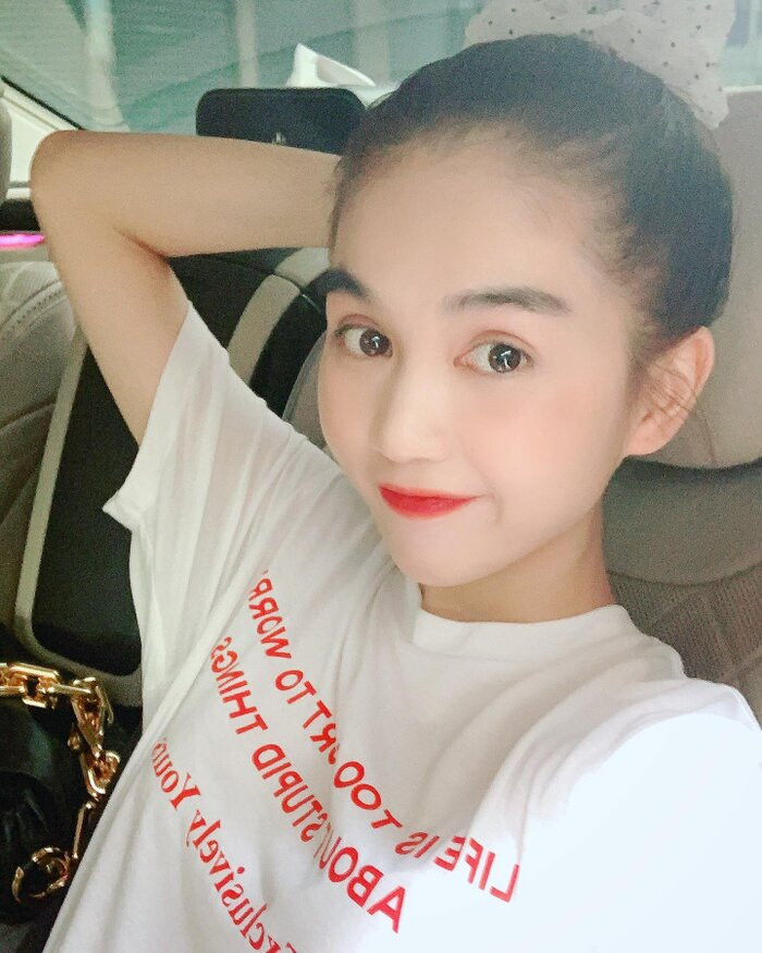 Dù ở bất cứ phong cách nào, Ngọc Trinh cũng trông cực kỳ hack tuổi trong mỗi bức ảnh đăng lên trang cá nhân.