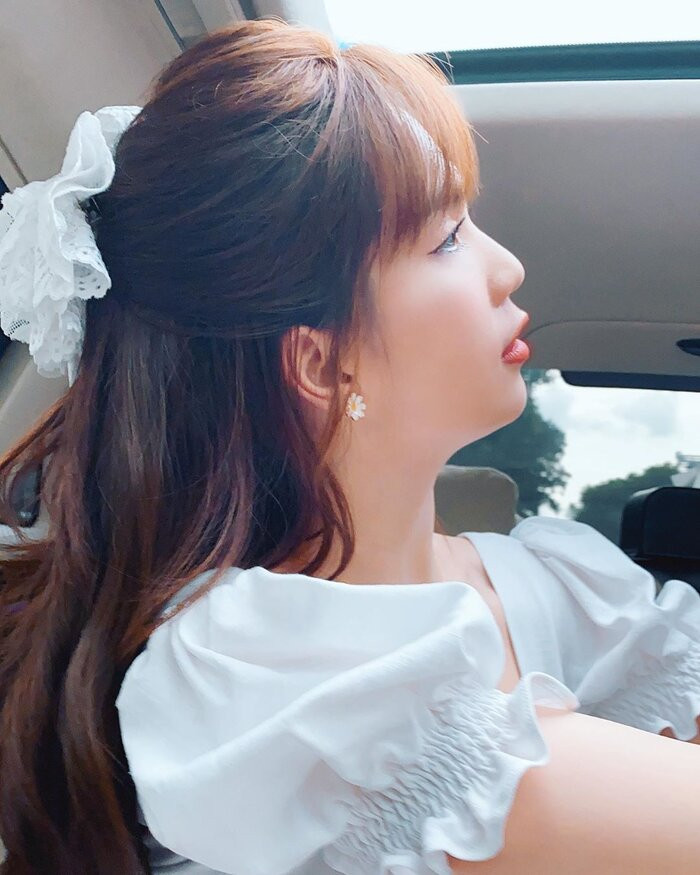 Cụ thể, Ngọc Trinh có viết: "Sao còn ở đây? Người ta chưa bắt em ra pháp trường à? Tại sao? Tại vì xinh đẹp là một tội ác".