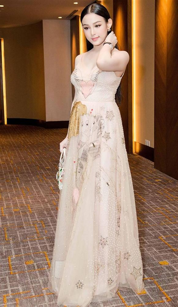 Sau đó, chính Huyền Baby không ngại hé lộ không gian của căn biệt thự mình sở hữu với tone màu trắng nhã nhặn nhưng cực kì sang chảnh.