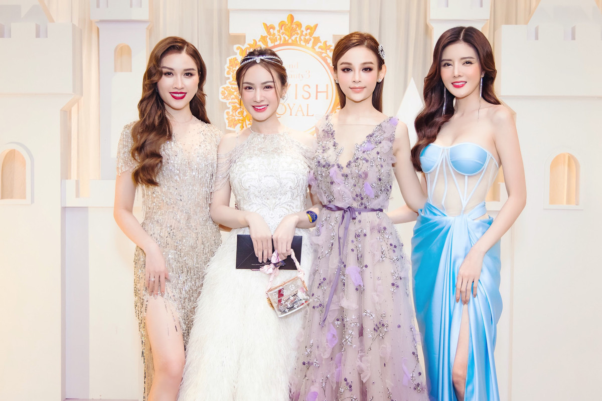 Tại buổi tiệc của Huyền Baby, có sự góp mặt của nhiều nghệ sĩ, người nổi tiếng như Noo Phước Thịnh, Emily, Hạnh Sino, Linh Rin, B Trần, Kelly Nguyễn, Vân Hugo, Lilly Luta... đã đến chung vui, chúc mừng người đẹp.