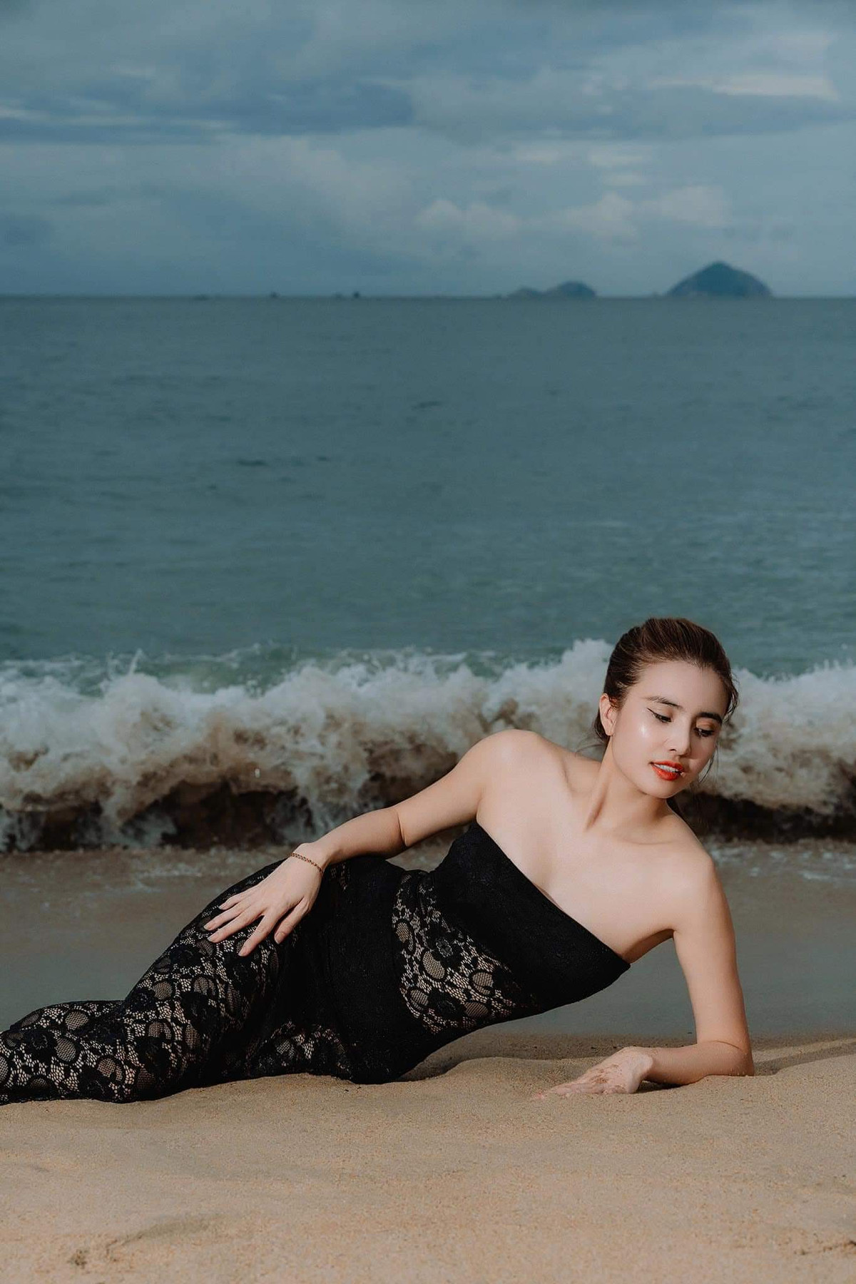 Lê Khánh Chi kết hôn vào năm 2014, tuy nhiên, đám cưới không có sự tham dự của Công Vinh do bận công việc. Một thời gian ngắn sau khi sinh con, cô nàng bất ngờ công bố ly hôn, chính thức bước vào cuộc sống mẹ đơn thân.