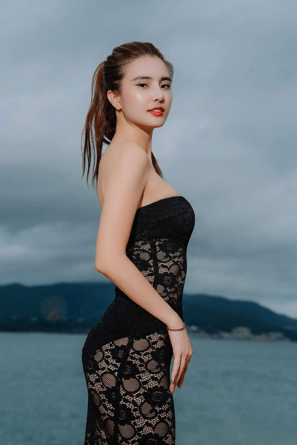 Với chiếc đầm ren này, Khánh Chi vẫn khoe được những đường cong vàng trên cơ thể và tránh được "lằn ranh" giữa phản cảm và quyến rũ.