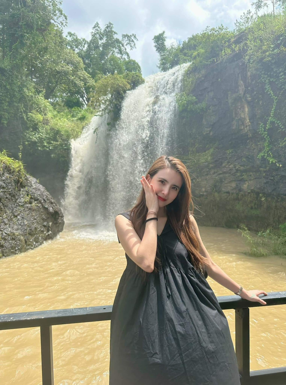 Em gái Công Vinh từng tham gia nghệ thuật với những vai diễn nhỏ trong các bộ phim như Chân Trời Trắng và Cảnh Sát Hình Sự. Đồng thời, Khánh Chi còn thử sức làm MC trong một số chương trình, thậm chí ra mắt nhóm nhạc D-girls cùng bạn thân.