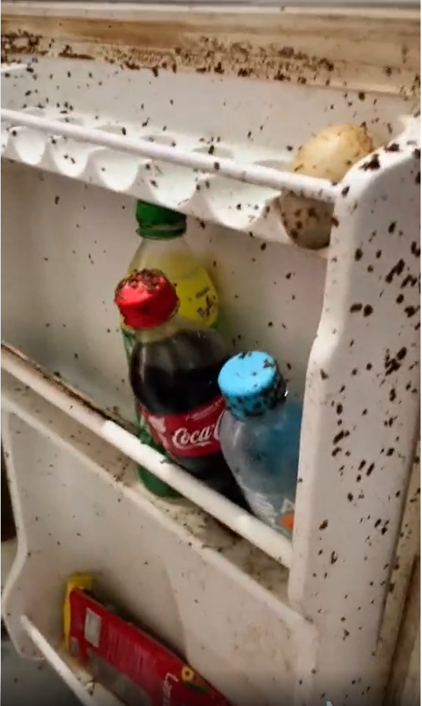 Cũng theo chia sẻ của netizen, dù có dọn kỹ đến đâu thì mùi hôi này vẫn sẽ còn "vương vấn" thêm 1 thời gian nữa.