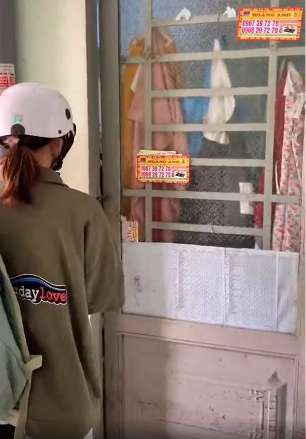 Một trong những nỗi ám ảnh kinh hoàng sau khi quay trở lại phòng trọ là mở tủ lạnh ra và đập vào mắt là một mớ hỗn độn.