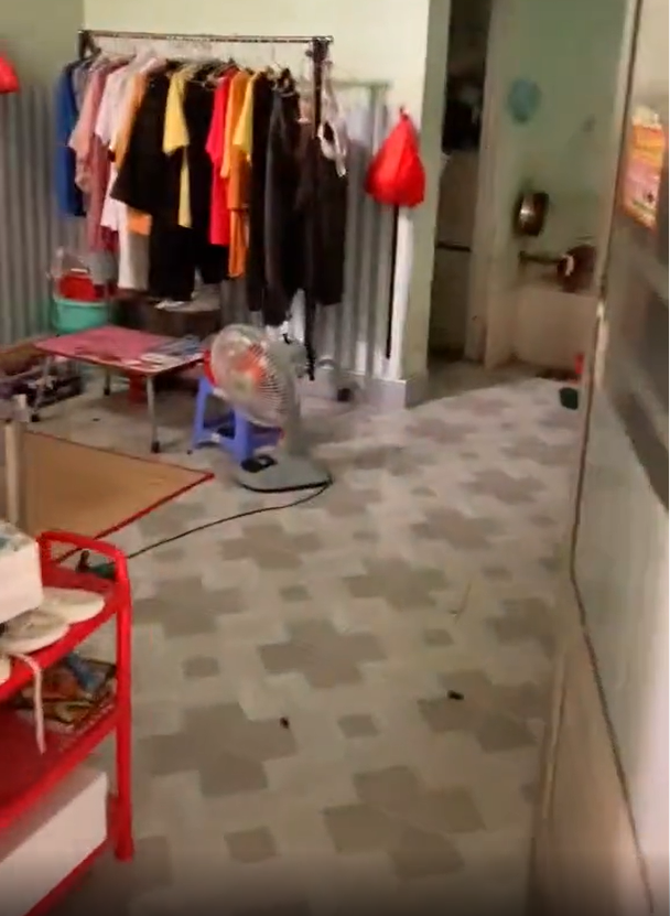 Khỏi cần nói nhiều, ai cũng có thể tưởng tượng ra để đồ ăn trong tủ lạnh sau mấy tháng trời sẽ bốc mùi cỡ nào.