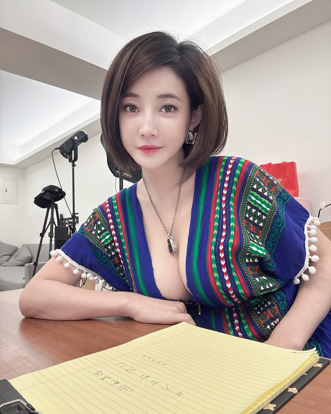 Thậm chí, chẳng ít người còn lên tiếng, bày tỏ nguyện vọng xin được Fei Fei mở các lớp tập yoga 1 kèm 1 để "lên skill" cho nhanh.