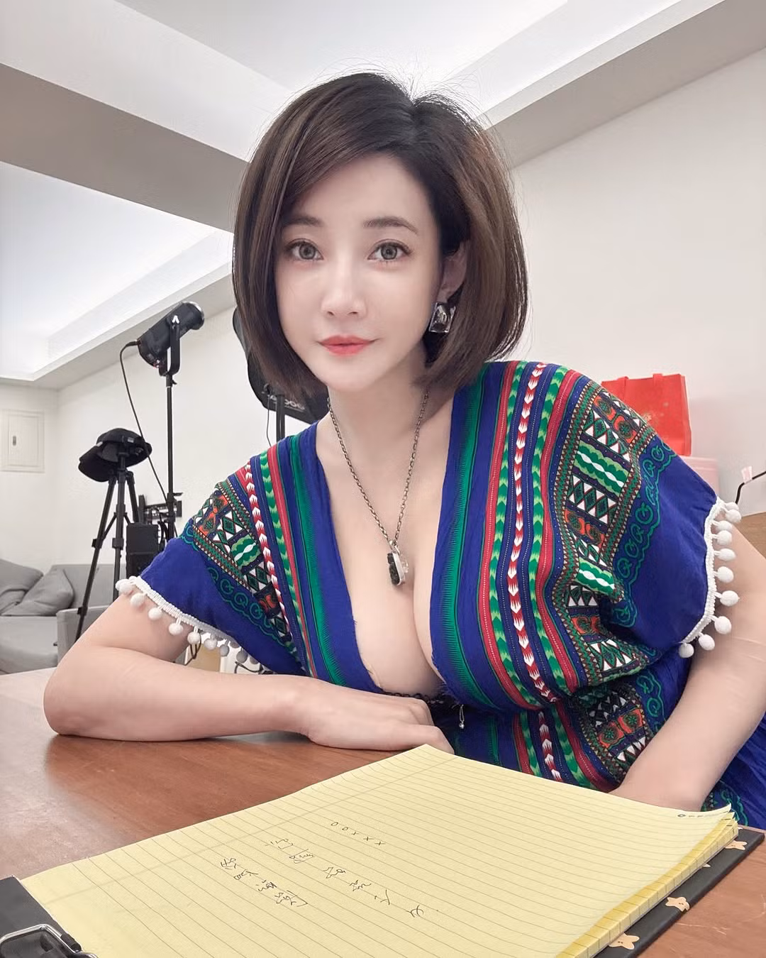 Thậm chí, chẳng ít người còn lên tiếng, bày tỏ nguyện vọng xin được Fei Fei mở các lớp tập yoga 1 kèm 1 để "lên skill" cho nhanh.