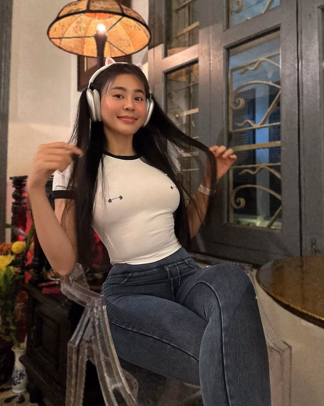 Người đẹp Phan Thiết có thần thái sắc sảo, quyến rũ. Cô nàng thường xuất hiện với góc nghiêng xinh đẹp.