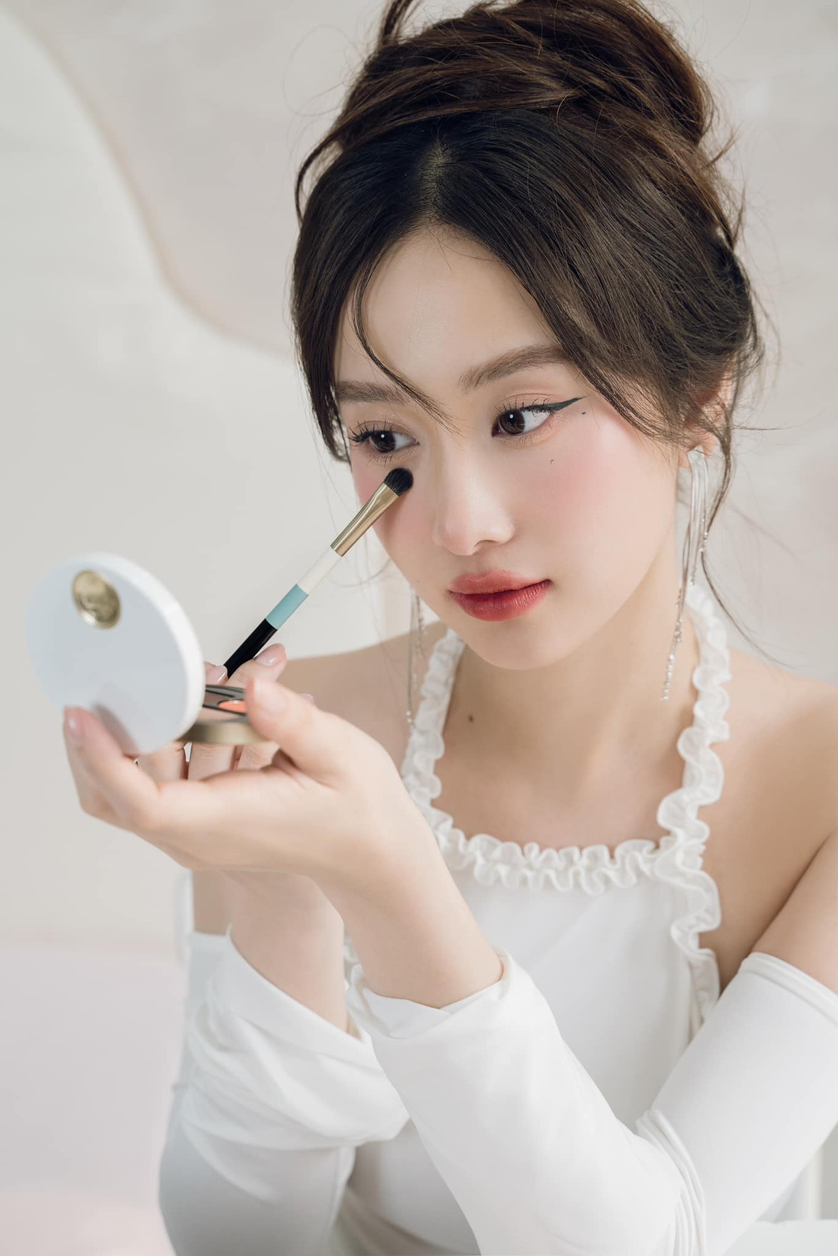 Ngoài ra người đẹp cũng thường uống trà để chống oxy hóa, giúp bản thân giữ được nét tươi tắn.