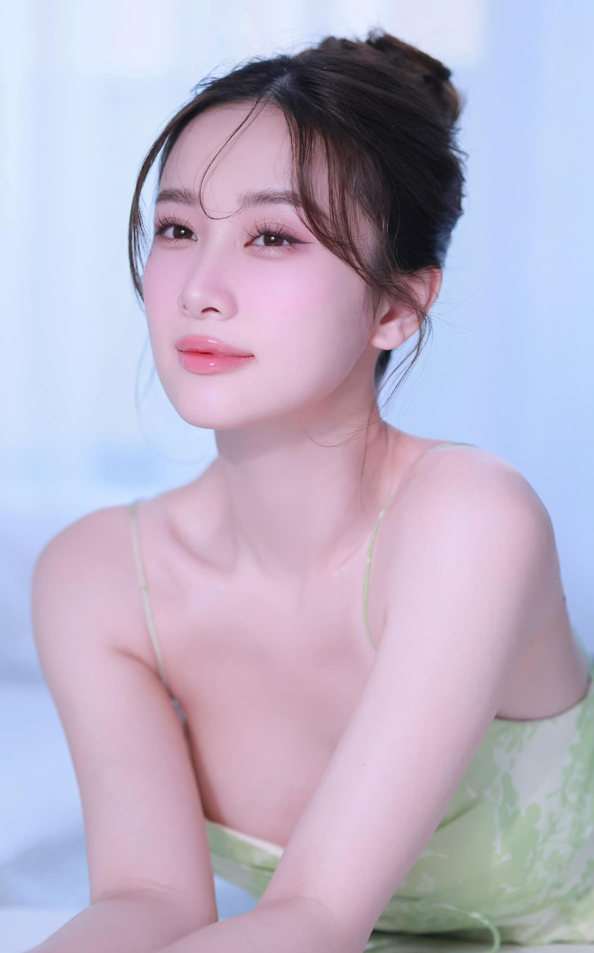 Không ăn kiêng nhưng Jun Vũ vẫn có chế độ phù hợp cho bản thân, vào buổi tối cô hầu như kiêng tinh bột, ăn salad, một chút thịt và uống nhiều nước.