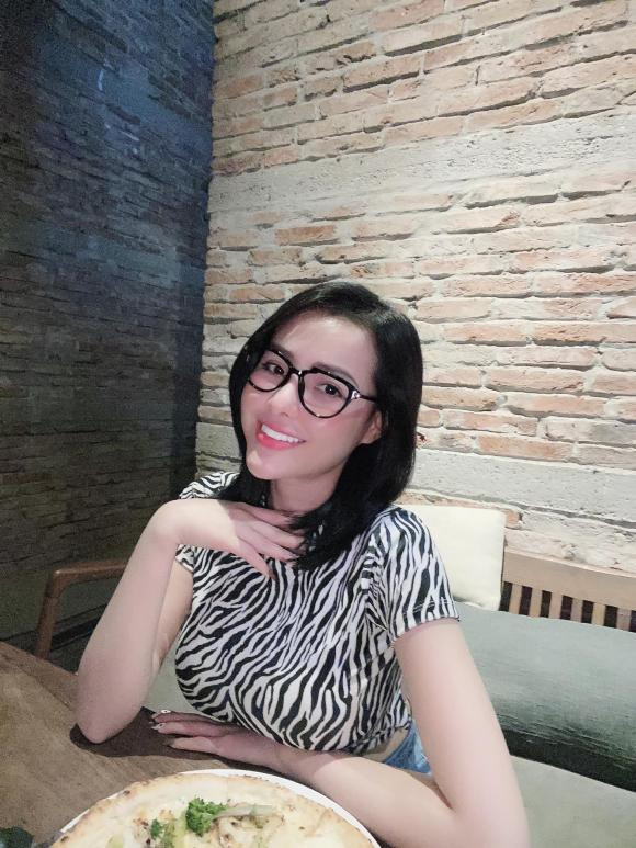 Bức ảnh của hot girl ngực khủng Ngân 98 nhận được nhiều bình luận tích cực từ cộng đồng mạng, nhiều người dành "lời khen có cánh".