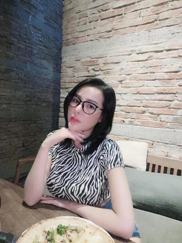 Mới đây trên trang cá nhân, nhân dịp cuối tuần, hot girl Ngân 98 đăng loạt ảnh check-in tại một nhà hàng. Dân tình lần này "trố mắt" vì không thấy hình ảnh trang phục "kín cổng cao tường" của cô nàng.