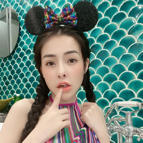 Những lần hiếm hoi diện trang phục "kín cổng cao tường" của Ngân 98.