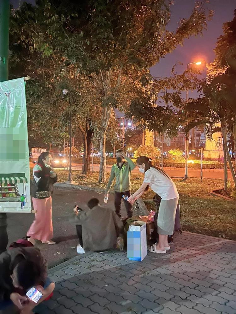 Ngày 24/1, "nữ đại gia quận 7" Đoàn Di Băng thông báo tặng 1.000 vé xe 0 đồng cho bà con nghèo về quê ăn Tết tại 2 tuyến đường miền Tây và Nam Trung Bộ.