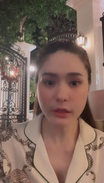 "Nữ đại gia quận 7" bày tỏ rất buồn, hụt hẫng. Cô rất tâm huyết cho lần từ thiện giúp đỡ bà con lần này, khi còn đích thân ra tận điểm đón chờ cho tới khi mọi người lên xe rồi mới trở về.