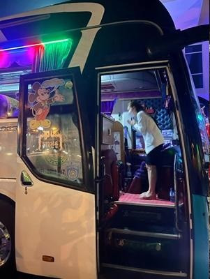 Tuy nhiên, tấm lòng của vợ chồng Đoàn Di Băng chẳng những không được đền đáp mà còn bị bà con chơi vố đau đớn.