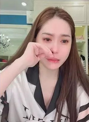 Trước đó, Đoàn Di Băng cũng chia sẻ về việc này: "Giữa muôn vàn cách làm từ thiện dễ thì Băng chọn cách tự làm khó bản thân, trao tặng 1000 vé xe. Đồng nghĩa phải xử lý 1.000 tình huống...