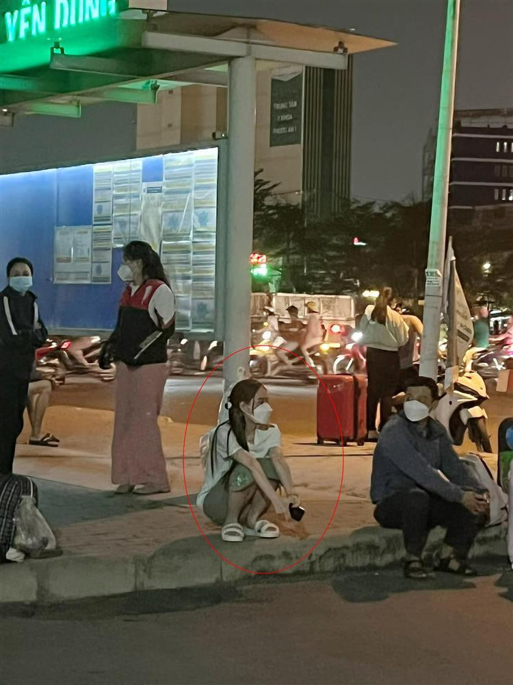 Để thực hiện kế hoạch này, Đoàn Di Băng đã phải đóng cửa công ty huy động nhân viên cùng bắt tay giúp đỡ bà con.