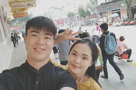 Trong nhiều comment dạo của Duy Mạnh dưới trang cá nhân của vợ, chàng cầu thủ luôn khen Quỳnh Anh xinh như hot girl, như gái chưa chồng.