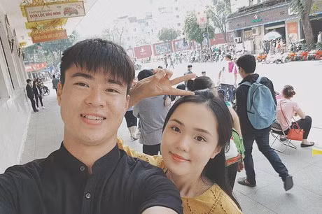 Trong nhiều comment dạo của Duy Mạnh dưới trang cá nhân của vợ, chàng cầu thủ luôn khen Quỳnh Anh xinh như hot girl, như gái chưa chồng.