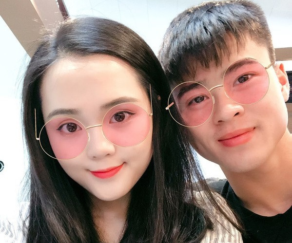 Hành động thoải mái "dìm hàng" đối phương này của cặp đôi Duy Mạnh và Quỳnh Anh được nhiều người thích thú vì quá dễ thương.