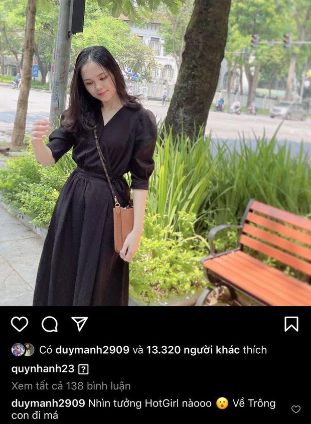 Mới đây, vợ Duy Mạnh đăng ảnh sống ảo, chàng cầu thủ nổi tiếng ngay lập tức có mặt dù đang thi đấu ở UAE cùng đội tuyển Việt Nam.