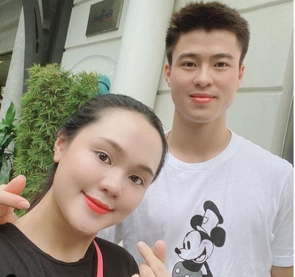 Vô vàn những hình ảnh "couple" siêu đáng yêu của Duy Mạnh và vợ từ lúc yêu đến lúc về chung một nhà được đăng tải trên trang cá nhân.