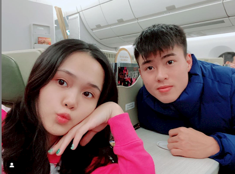 Hành động trên của Duy Mạnh chứng tỏ nam cầu thủ cũng có chút hờn dỗi, có vợ xinh thế này thì lo lắng ít nhiều những vệ tinh xung quanh.