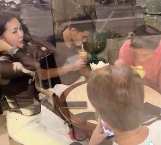 Hẹn hò mùa thu, Doãn Hải My chọn bộ váy dài trắng, tóc buông xõa nhẹ nhàng. Còn Mai Hà Trang - bà xã Hà Đức Chinh diện outfit thời thượng. Qua ống kính của "người qua đường", nhan sắc của hai nàng WAG xinh đẹp như ảnh tự đăng.