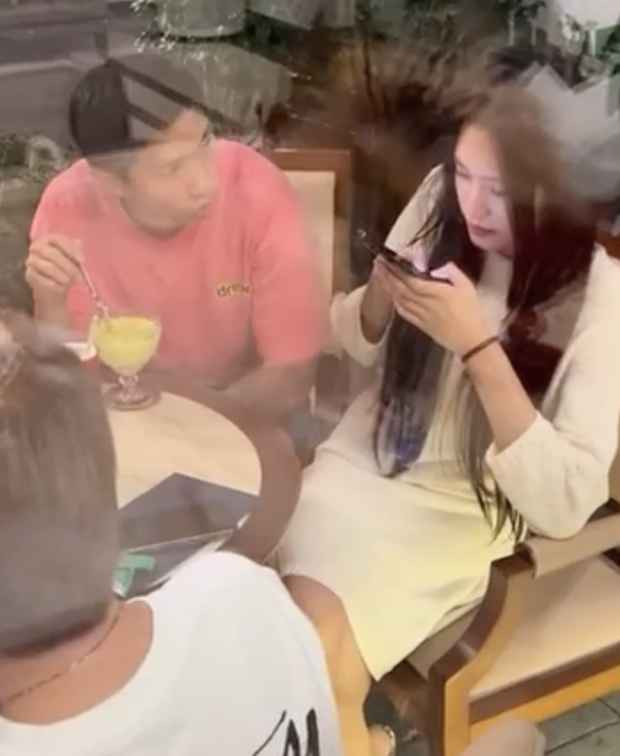 Văn Hậu vẫn không thôi hướng ánh mắt về phía nàng đầy quan tâm. Chi tiết nhỏ đủ thể hiện tình cảm mà nam cầu thủ dành cho vợ sắp cưới.