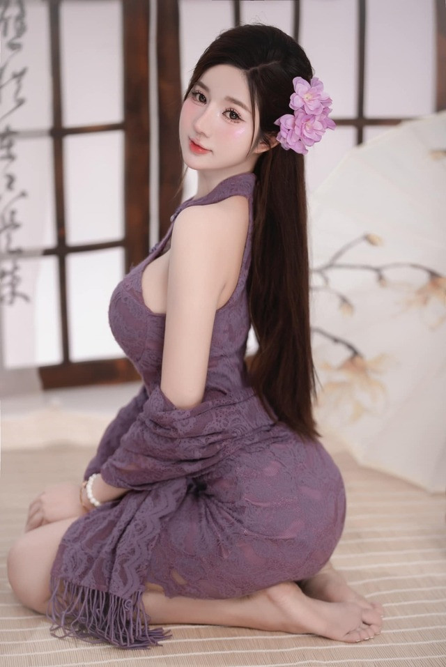 Với gương mặt khả ái và vóc dáng vạn người mê, Mai Linh nổi bật trong cộng đồng mạng và nhanh chóng nhận được sự chú ý của giới trẻ.