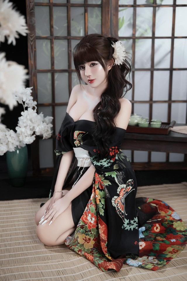 Chưa hết, Mai Linh còn ghi điểm với lối sống năng động và tích cực. Cô nàng thường xuyên chia sẻ những khoảnh khắc cuộc sống đời thường trên trang cá nhân, khiến các fan cảm thấy gần gũi và yêu mến hơn.