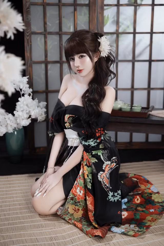 Chưa hết, Mai Linh còn ghi điểm với lối sống năng động và tích cực. Cô nàng thường xuyên chia sẻ những khoảnh khắc cuộc sống đời thường trên trang cá nhân, khiến các fan cảm thấy gần gũi và yêu mến hơn.