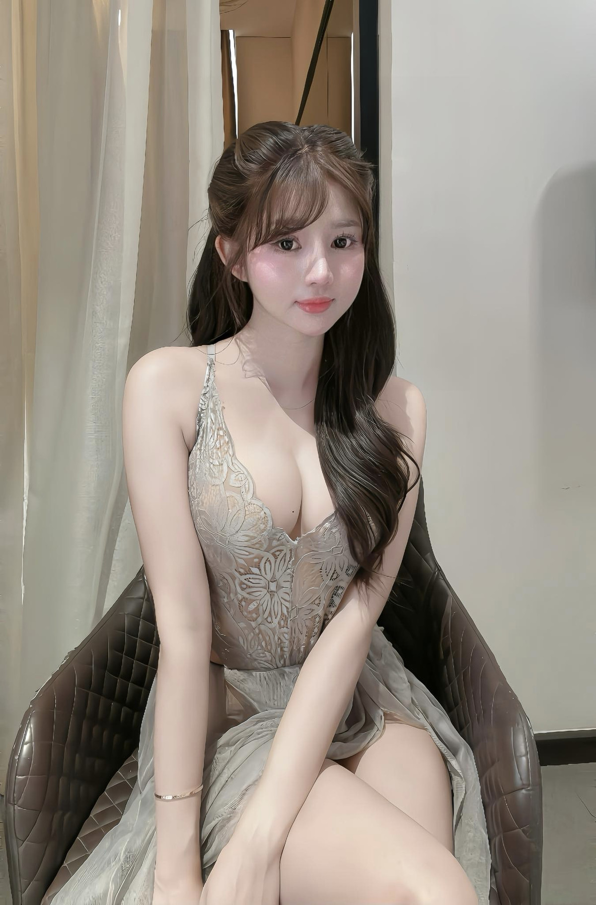 Huỳnh Mai Linh sinh năm 2002, dù tuổi đời còn khá trẻ nhưng đã nhanh chóng chiếm được tình cảm của nhiều người hâm mộ nhờ vào nhan sắc và phong cách đầy cuốn hút.