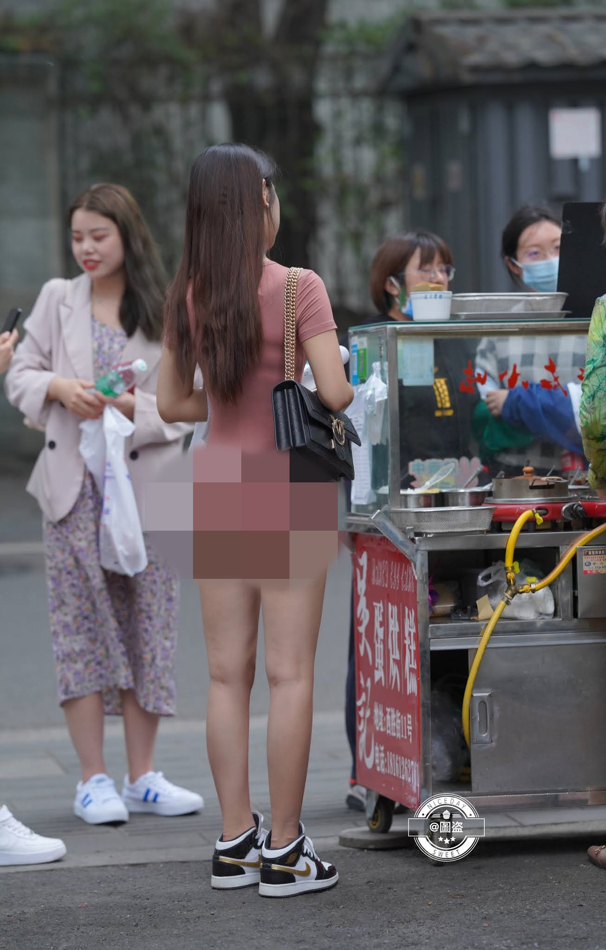 Diện đồ bó chẽn vào cơ thể, cô gái để lộ vòng 3 in hằn lên lớp vải mỏng tạo ra sự phản cảm không hề nhẹ.