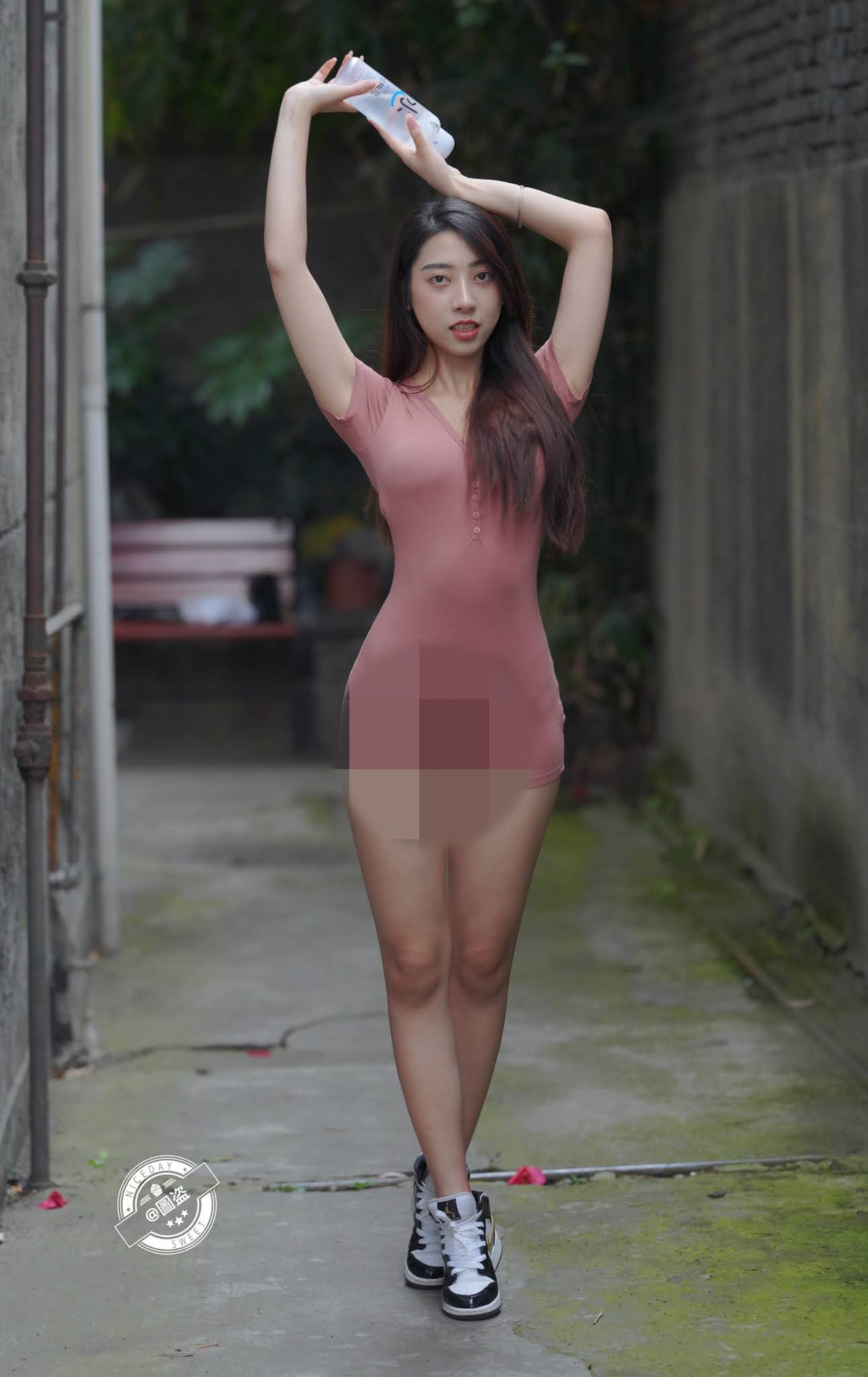 Thay vì di chuyển thật nhanh ra khỏi chỗ đông người, cô nàng lại vô tư tạo dáng để có những bức ảnh check-in.