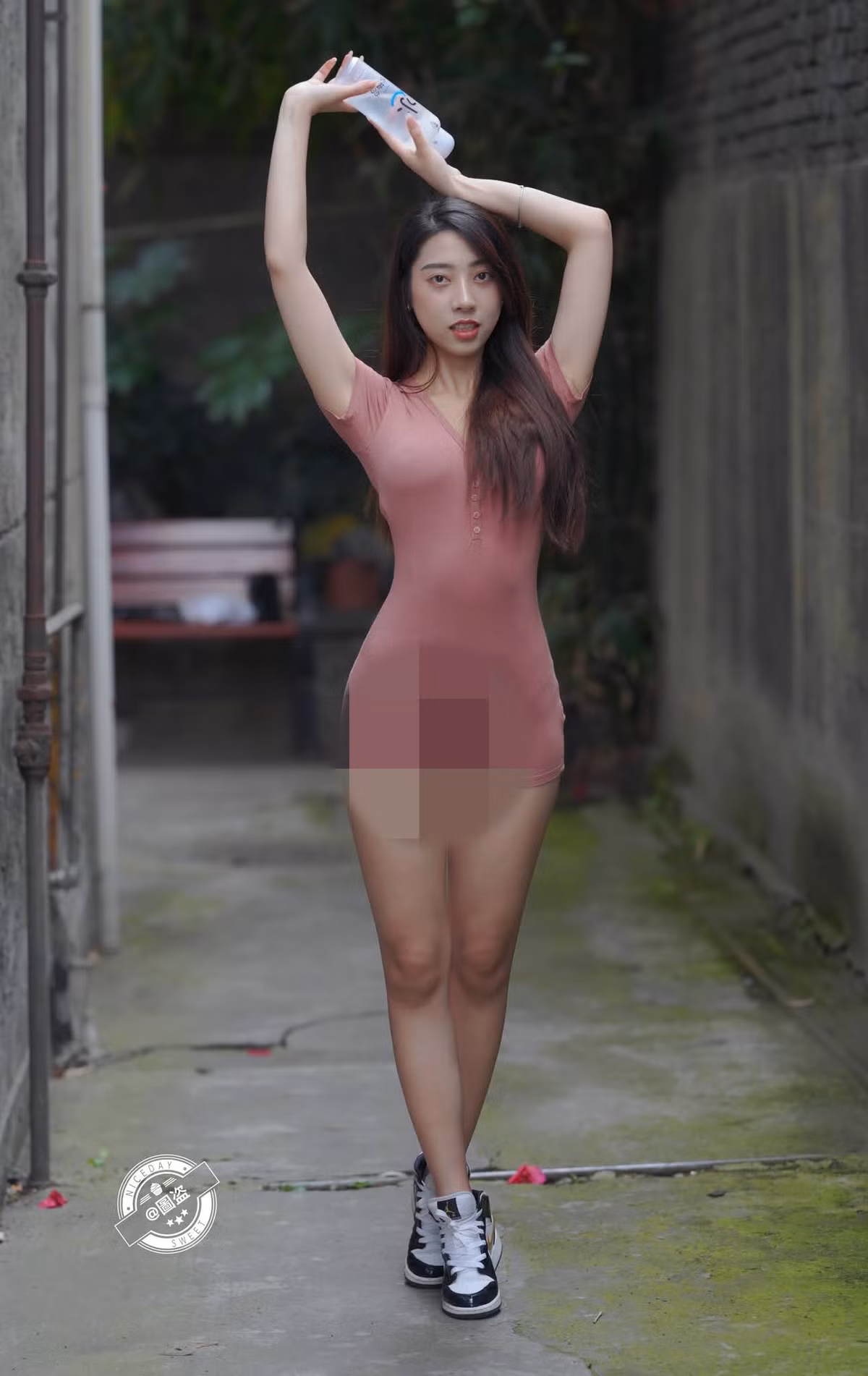 Thay vì di chuyển thật nhanh ra khỏi chỗ đông người, cô nàng lại vô tư tạo dáng để có những bức ảnh check-in.