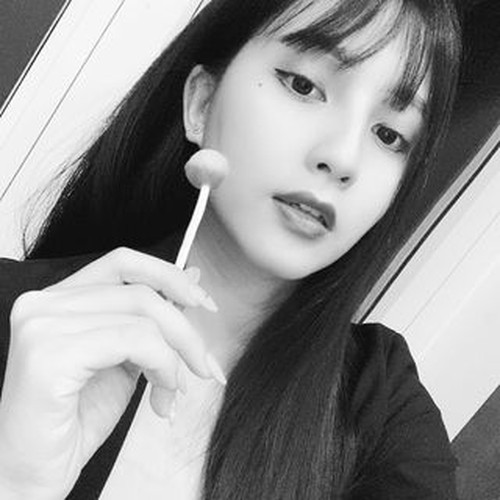 Hàng trăm nghìn lượt thả tim, bình luận đã xuất hiện để khen ngợi sự đáng yêu của hai mẹ con Thiên An. Nhiều bình luận cho rằng Sol ngày càng xinh đẹp hơn và có nhiều nét giống ba mẹ.