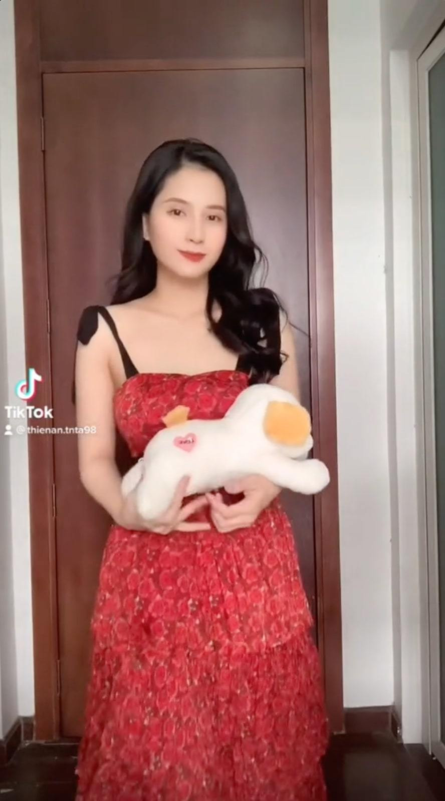 Trưa ngày 1/10, Thiên An đăng tải trên tài khoản TikTok cá nhân đoạn clip cực kỳ đáng yêu giữa cô và con gái cưng là bé Sol. Nữ diễn viên hết sức tình cảm khi kèm theo video, cô viết dòng trạng thái gọi con của Jack là “thiên thần của mẹ” và cho biết hiện bé đã được tròn 6 tháng tuổi.