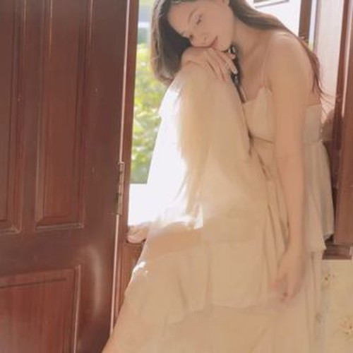 Dù mới sinh con chưa bao lâu, song "gái 1 con" Thiên An chẳng hề xuống sắc ngược lại còn mặn mà, xinh đẹp đến mức khó tin.