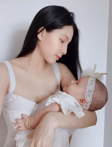 Trong khi mẹ rất nhập tâm vào việc quay clip thì Sol không có quá nhiều sắc thái biểu cảm. Cô bé chỉ chú tâm nhìn vào màn hình điện thoại phía trước.